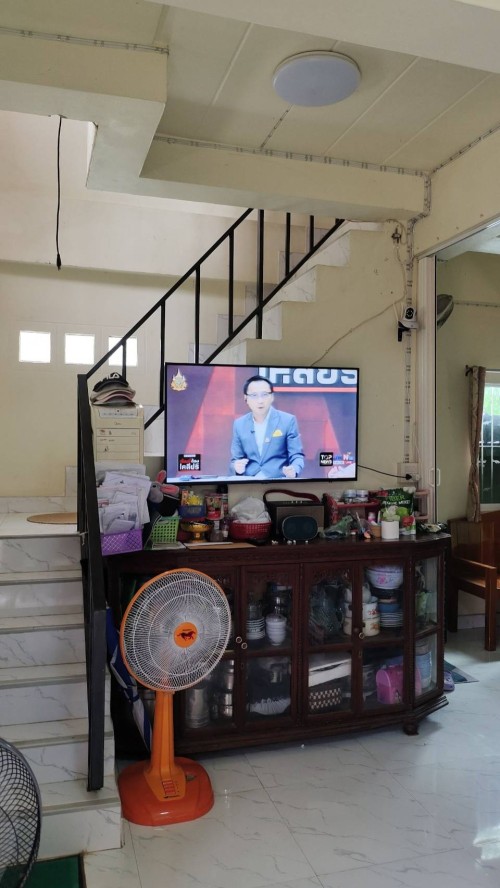 เจ้าหน้าที่กองยุทธศาสตร์และงบประมาณ ดำเนินการตามคำร้องขอซ่อมแซมเคเบิ้ลทีวี เพื่อการศึกษาเทศบาลนครแม่สอด ในวันที่ 7 สิงหาคม 2567