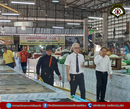 ดับเพลิงนครแม่สอด ร่วมกองสาธารณสุขและสิ่งแวดล้อม ออกดำเนินการฉีดล้างทำความสะอาดตลาดสดในเขตเทศบาลนครแม่สอด