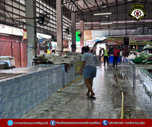 ดับเพลิงนครแม่สอด ร่วมกองสาธารณสุขและสิ่งแวดล้อม ออกดำเนินการฉีดล้างทำความสะอาดตลาดสดในเขตเทศบาลนครแม่สอด