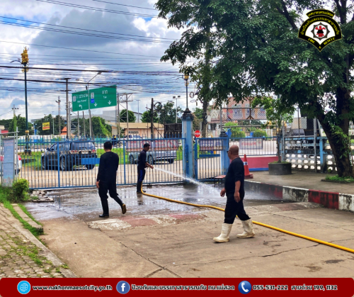 ดับเพลิงนครแม่สอด ดำเนินการฉีดล้างทำความสะอาดภายในโรงเรียนเทศบาลวัดชุมพลคีรี