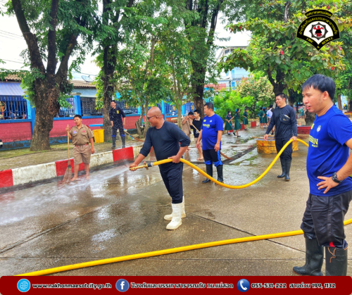 ดับเพลิงนครแม่สอด ดำเนินการฉีดล้างทำความสะอาดภายในโรงเรียนเทศบาลวัดชุมพลคีรี