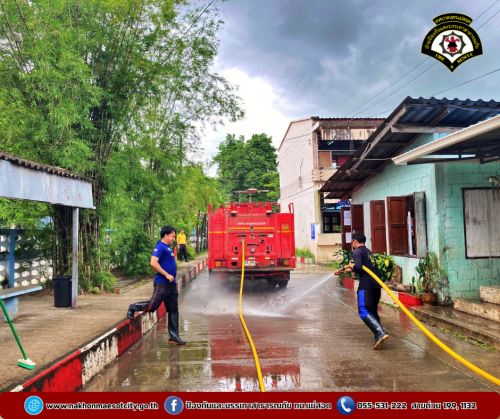 ดับเพลิงนครแม่สอด ดำเนินการฉีดล้างทำความสะอาดภายในโรงเรียนเทศบาลวัดชุมพลคีรี