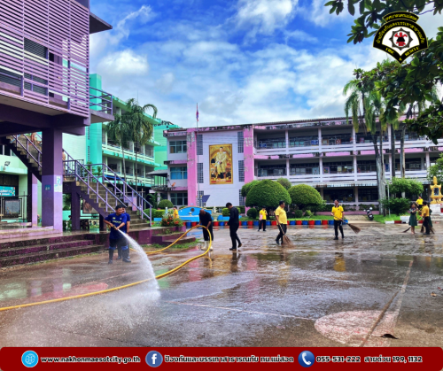 ดับเพลิงนครแม่สอด ดำเนินการฉีดล้างทำความสะอาดภายในโรงเรียนเทศบาลวัดชุมพลคีรี