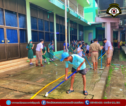 ดับเพลิงนครแม่สอด ดำเนินการฉีดล้างทำความสะอาดภายในโรงเรียนเทศบาลวัดชุมพลคีรี