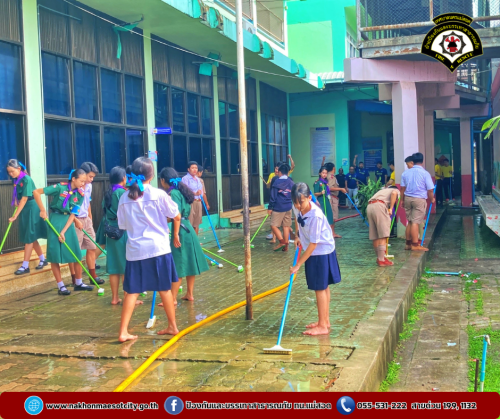 ดับเพลิงนครแม่สอด ดำเนินการฉีดล้างทำความสะอาดภายในโรงเรียนเทศบาลวัดชุมพลคีรี