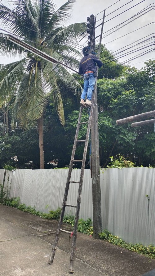 เจ้าหน้าที่กองยุทธศาสตร์และงบประมาณ ดำเนินการตามคำร้องขอตรวจสอบและซ่อมแซมเคเบิ้ลทีวี เพื่อการศึกษาเทศบาลนครแม่สอด ในวันที่ 8 สิงหาคม 2567
