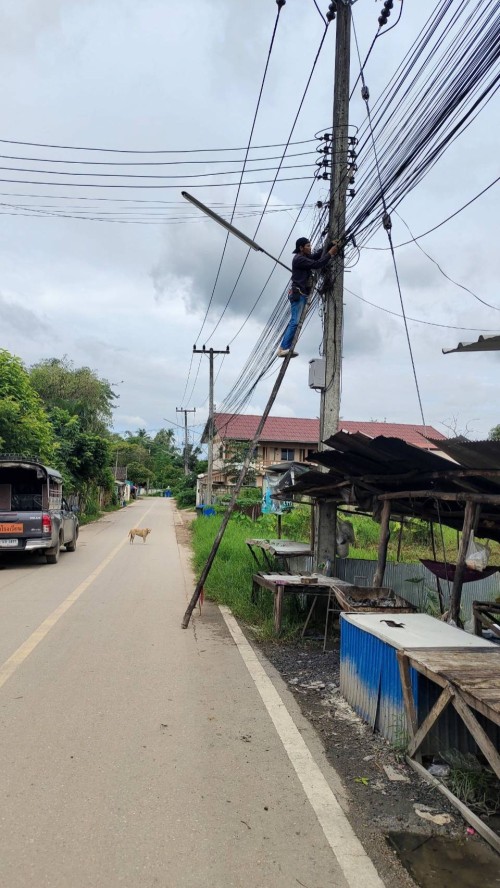 เจ้าหน้าที่กองยุทธศาสตร์และงบประมาณ ดำเนินการตามคำร้องขอตรวจสอบและซ่อมแซมเคเบิ้ลทีวี เพื่อการศึกษาเทศบาลนครแม่สอด ในวันที่ 8 สิงหาคม 2567