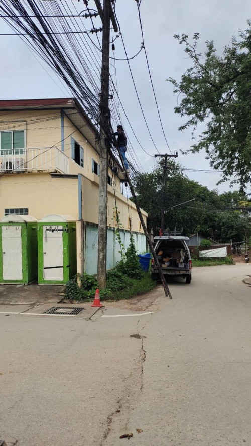 เจ้าหน้าที่กองยุทธศาสตร์และงบประมาณ ดำเนินการตามคำร้องขอตรวจสอบและซ่อมแซมเคเบิ้ลทีวี เพื่อการศึกษาเทศบาลนครแม่สอด ในวันที่ 8 สิงหาคม 2567