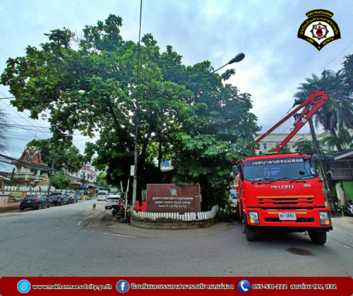 ดับเพลิงนครแม่สอด ออกดำเนินการตัดแต่งกิ่งไม้ บริเวณป้อมตำรวจแม่สอด ใกล้เคียงวัดอรัญญเขต