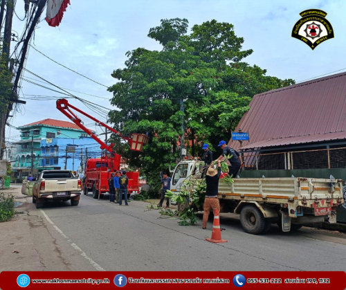 ดับเพลิงนครแม่สอด ออกดำเนินการตัดแต่งกิ่งไม้ บริเวณป้อมตำรวจแม่สอด ใกล้เคียงวัดอรัญญเขต