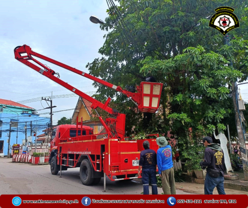 ดับเพลิงนครแม่สอด ออกดำเนินการตัดแต่งกิ่งไม้ บริเวณป้อมตำรวจแม่สอด ใกล้เคียงวัดอรัญญเขต