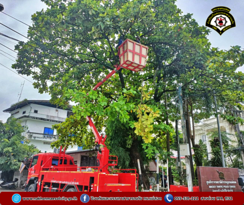 ดับเพลิงนครแม่สอด ออกดำเนินการตัดแต่งกิ่งไม้ บริเวณป้อมตำรวจแม่สอด ใกล้เคียงวัดอรัญญเขต