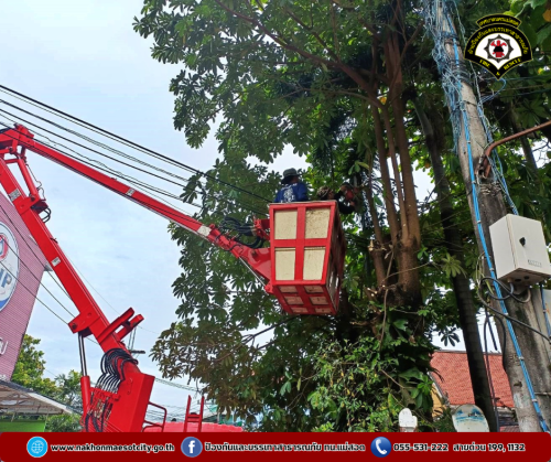 ดับเพลิงนครแม่สอด ออกดำเนินการตัดแต่งกิ่งไม้ บริเวณป้อมตำรวจแม่สอด ใกล้เคียงวัดอรัญญเขต