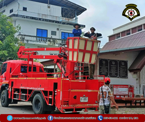 ดับเพลิงนครแม่สอด ออกดำเนินการตัดแต่งกิ่งไม้ บริเวณป้อมตำรวจแม่สอด ใกล้เคียงวัดอรัญญเขต