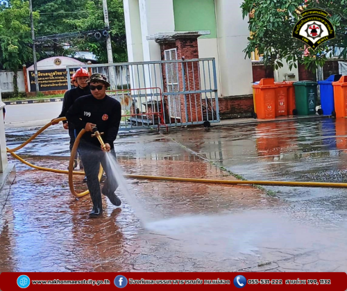 ดับเพลิงนครแม่สอด ดำเนินการฉีดล้างทำความสะอาด บริเวณศูนย์กลางแสดงสินค้า ศูนย์ประชุมเพื่อส่งเสริมการท่องเที่ยว (OTOP)