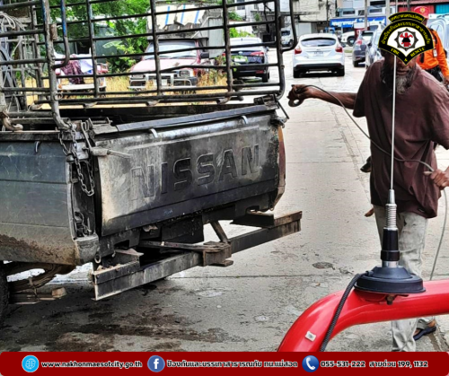  ดับเพลิงนครแม่สอด ออกดำเนินการช่วยเหลือประชาชน เหตุรถยนต์ติดหล่ม บริเวณถนนการค้า 2 ใกล้เคียงสตาร์ ไนท์