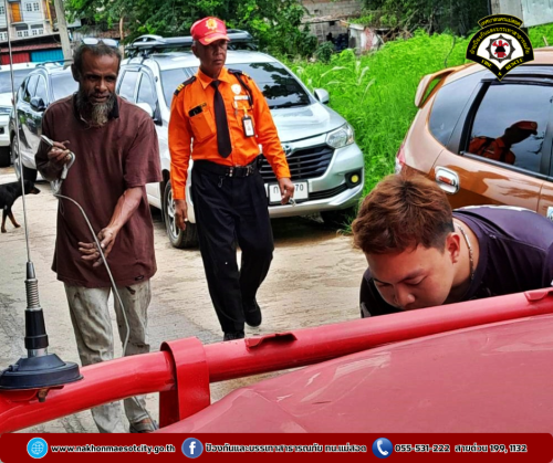  ดับเพลิงนครแม่สอด ออกดำเนินการช่วยเหลือประชาชน เหตุรถยนต์ติดหล่ม บริเวณถนนการค้า 2 ใกล้เคียงสตาร์ ไนท์