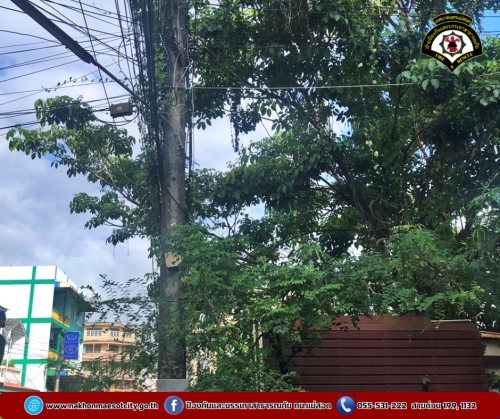 ดับเพลิงนครแม่สอด ออกดำเนินการตัดต้นไม้พาดผ่านสายไฟฟ้า บริเวณบ้านพักสำนักงานสรรพากร สาขาแม่สอด