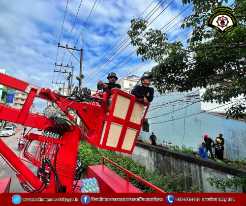 ดับเพลิงนครแม่สอด ออกดำเนินการตัดต้นไม้พาดผ่านสายไฟฟ้า บริเวณบ้านพักสำนักงานสรรพากร สาขาแม่สอด