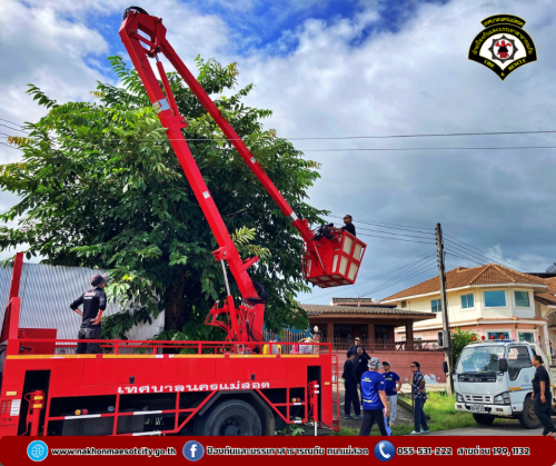 ดับเพลิงนครแม่สอด ออกดำเนินการตัดต้นไม้พาดผ่านสายไฟฟ้า บริเวณใกล้เคียงพงศธรณ์ ทนายความ