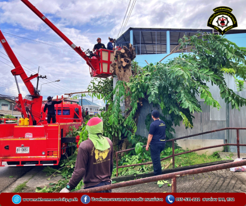 ดับเพลิงนครแม่สอด ออกดำเนินการตัดต้นไม้พาดผ่านสายไฟฟ้า บริเวณใกล้เคียงพงศธรณ์ ทนายความ