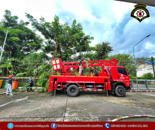 ดับเพลิงนครแม่สอด ออกดำเนินการตัดต้นไม้ เนื่องจากกิ่งไม้หักโค่น บริเวณศาลจังหวัดแม่สอด