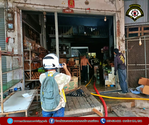 ดับเพลิงนครแม่สอด ออกระงับเหตุเพลิงไหม้ร้านเฟอร์นิเจอร์ไม้ บริเวณใกล้เคียงร้านกระเพาะปลาริมเมย