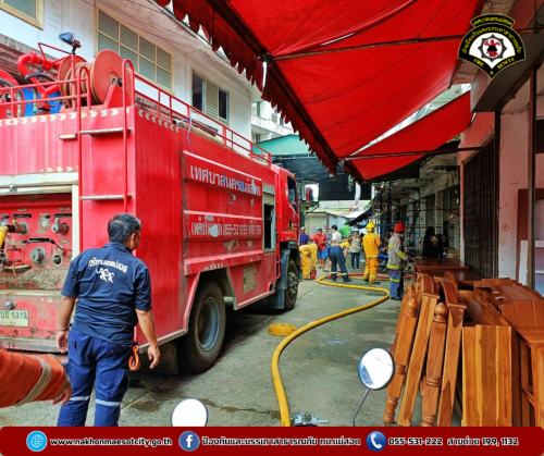 ดับเพลิงนครแม่สอด ออกระงับเหตุเพลิงไหม้ร้านเฟอร์นิเจอร์ไม้ บริเวณใกล้เคียงร้านกระเพาะปลาริมเมย