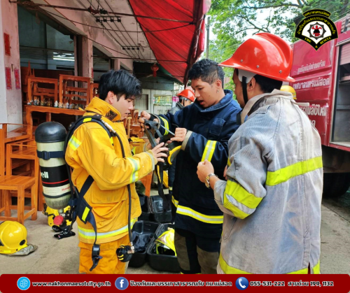 ดับเพลิงนครแม่สอด ออกระงับเหตุเพลิงไหม้ร้านเฟอร์นิเจอร์ไม้ บริเวณใกล้เคียงร้านกระเพาะปลาริมเมย