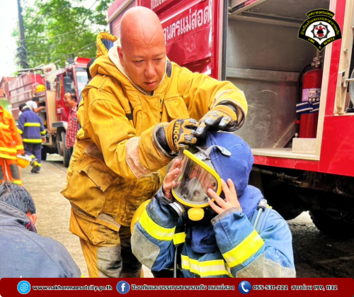 ดับเพลิงนครแม่สอด ออกระงับเหตุเพลิงไหม้ร้านเฟอร์นิเจอร์ไม้ บริเวณใกล้เคียงร้านกระเพาะปลาริมเมย