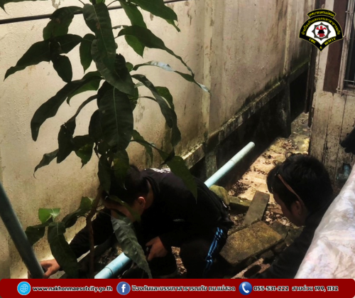 ดับเพลิงนครแม่สอด ออกดำเนินการจับสัตว์เลื้อยคลาน (งู) บ้านเรือนประชาชน ใกล้เคียงโรงเรียนเทศบาลวัดมณีไพรสณฑ์