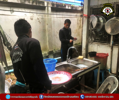 ดับเพลิงนครแม่สอด ออกดำเนินการจับสัตว์เลื้อยคลาน (งู) บ้านเรือนประชาชน ใกล้เคียงโรงเรียนเทศบาลวัดมณีไพรสณฑ์