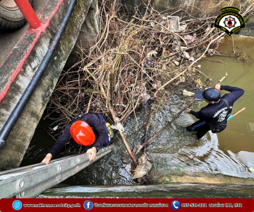 ดับเพลิงนครแม่สอด ออกดำเนินการเก็บกิ่งไม้ในคลองแม่สอด บริเวณซอยปันหยี่