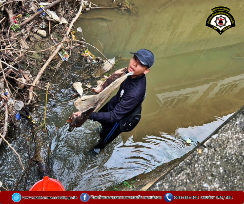 ดับเพลิงนครแม่สอด ออกดำเนินการเก็บกิ่งไม้ในคลองแม่สอด บริเวณซอยปันหยี่