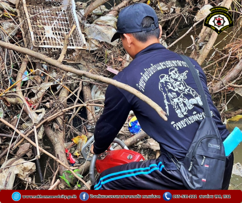 ดับเพลิงนครแม่สอด ออกดำเนินการเก็บกิ่งไม้ในคลองแม่สอด บริเวณซอยปันหยี่