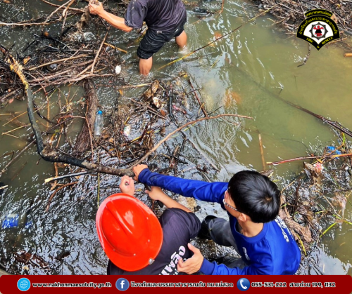 ดับเพลิงนครแม่สอด ออกดำเนินการเก็บกิ่งไม้ในคลองแม่สอด บริเวณซอยปันหยี่