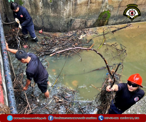 ดับเพลิงนครแม่สอด ออกดำเนินการเก็บกิ่งไม้ในคลองแม่สอด บริเวณซอยปันหยี่