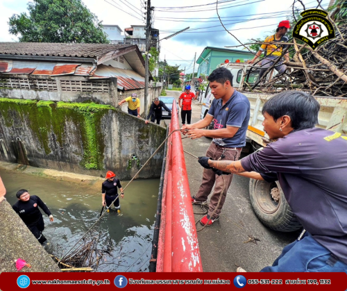 ดับเพลิงนครแม่สอด ออกดำเนินการเก็บกิ่งไม้ในคลองแม่สอด บริเวณซอยปันหยี่