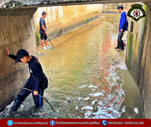 ดับเพลิงนครแม่สอด ออกดำเนินการเก็บกิ่งไม้ในคลองแม่สอด บริเวณซอยปันหยี่