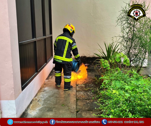 ดับเพลิงนครแม่สอด ดำเนินการกำจัดรังผึ้ง บริเวณโรงเรียนเทศบาลเฉลิมพระเกียรติสมเด็จพระเทพรัตนราชสุดาฯ 