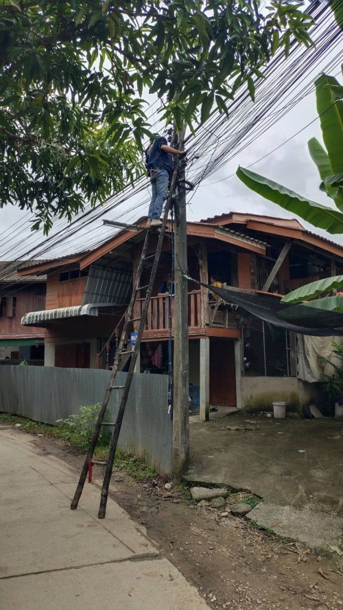 เจ้าหน้าที่กองยุทธศาสตร์และงบประมาณ ดำเนินการตามคำร้องขอตรวจสอบและซ่อมแซมเคเบิ้ลทีวี เพื่อการศึกษาเทศบาลนครแม่สอด