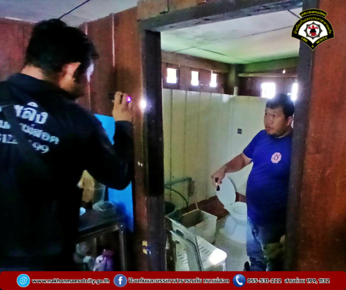  ดับเพลิงนครแม่สอด ออกดำเนินการจับสัตว์เลื้อยคลาน (งู) บ้านเรือนประชาชน ถนนเยลลี่อุทิศ