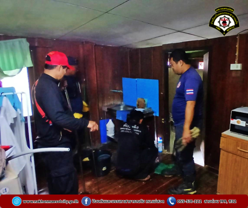  ดับเพลิงนครแม่สอด ออกดำเนินการจับสัตว์เลื้อยคลาน (งู) บ้านเรือนประชาชน ถนนเยลลี่อุทิศ