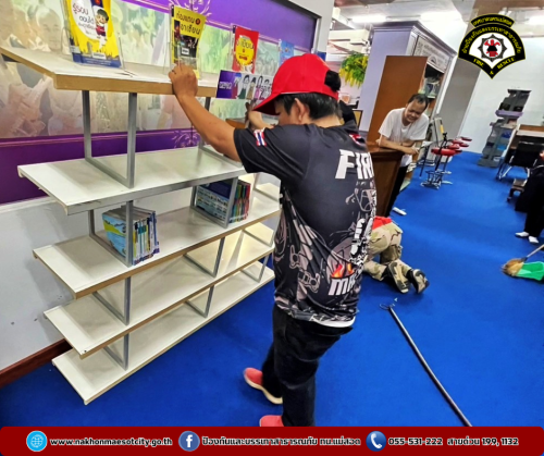 ดับเพลิงนครแม่สอด ออกดำเนินการจับสัตว์เลื้อยคลาน (งู) บริเวณห้องสมุดเฉลิมพระเกียรติฯ OTOP