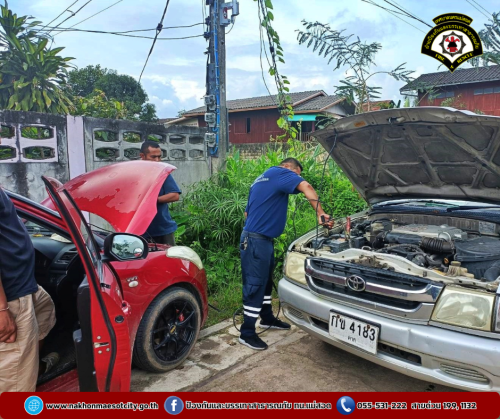 ดับเพลิงแม่สอด ออกช่วยเหลือประชาชน พ่วงเเบตเตอรี่ให้รถยนต์ประชาชน บริเวณชุมชนจ๊อกจอ