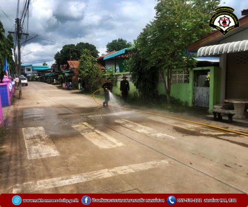 ดับเพลิงนครแม่สอด ออกดำเนินการฉีดล้างทำความสะอาด บริเวณถนนหน้าวัดบุญญาวาส