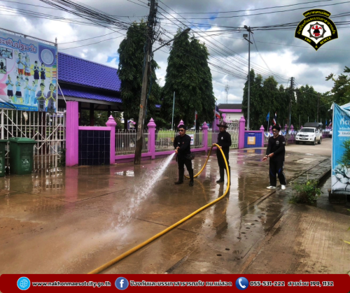 ดับเพลิงนครแม่สอด ออกดำเนินการฉีดล้างทำความสะอาด บริเวณถนนหน้าวัดบุญญาวาส