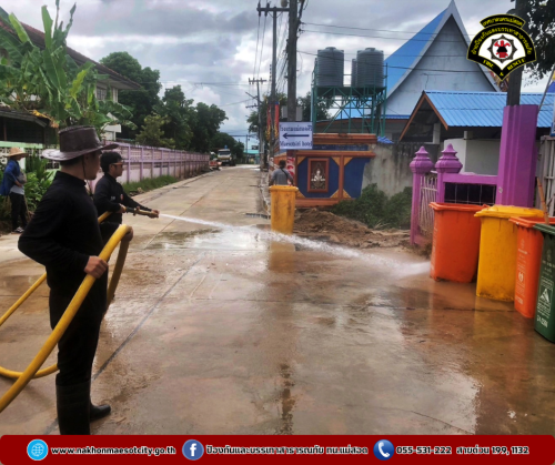 ดับเพลิงนครแม่สอด ออกดำเนินการฉีดล้างทำความสะอาด บริเวณถนนหน้าวัดบุญญาวาส