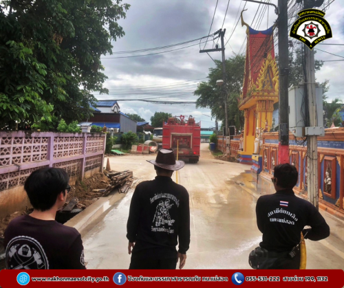 ดับเพลิงนครแม่สอด ออกดำเนินการฉีดล้างทำความสะอาด บริเวณถนนหน้าวัดบุญญาวาส