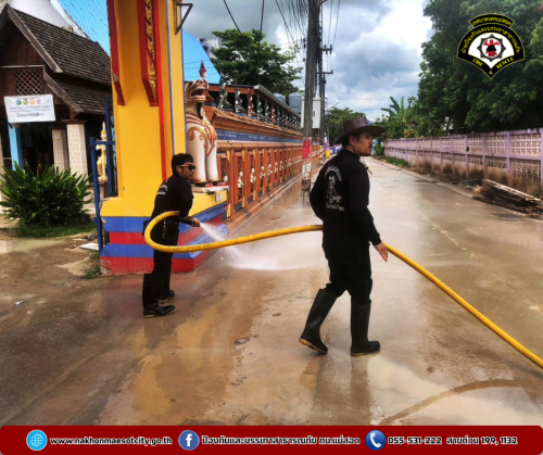 ดับเพลิงนครแม่สอด ออกดำเนินการฉีดล้างทำความสะอาด บริเวณถนนหน้าวัดบุญญาวาส
